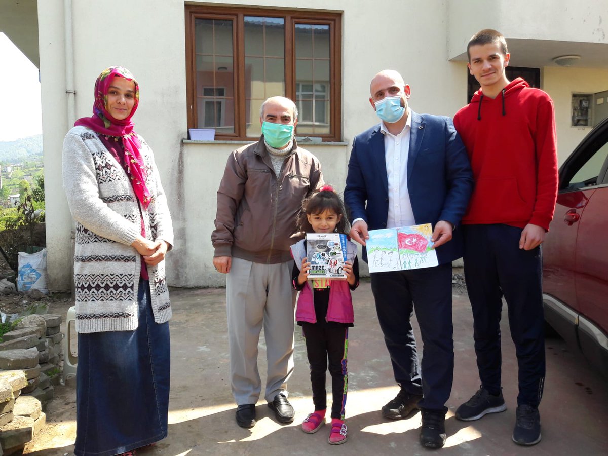 davuttiryaki's tweet photo. 23 Nisan Ulusal Egemenlik ve Çocuk Bayramı kapsamında gerçekleştirilen resim yarışmasında 1. olan Reyhan Karaca'yı evinde ziyaret edip hediyesini evinde verdik. Tebrikler Reyhan KARACA. @kocakysr https://t.co/GJMnxITMvN