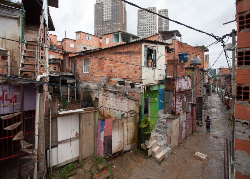 Sem água corrente, nem esgoto, nem saneamento e nem a menor possibilidade de distanciamento, mais de 100 milhões de brasileiros estão, mais uma vez, expostos a uma crise de saúde com a pandemia de #COVID_19.
climainfo.org.br/2020/04/27/imp…