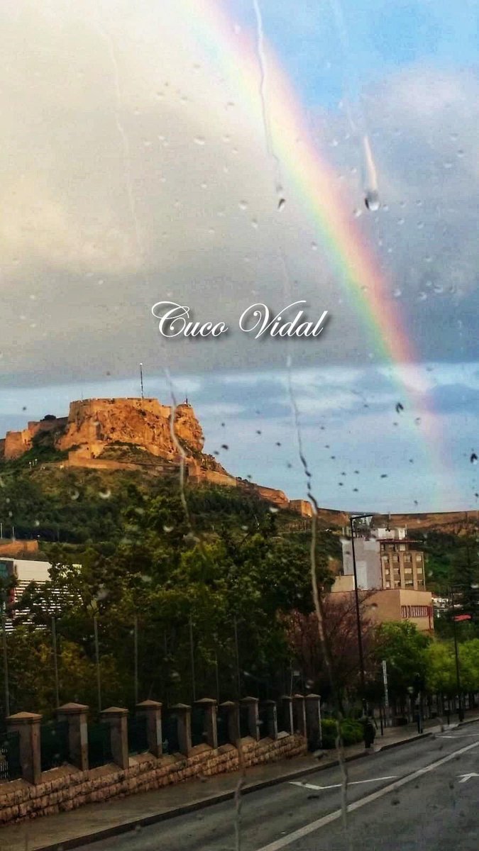 Por muy larga que sea la tormenta, el sol siempre vuelve a brillar en Alicante entre las nubes y el arcoíris. 📸😷📝 #QuédateEnCasa #Alicante #CosasdelaCuarentena #Alacant #CostaBlanca #COVID19 #Coronavirus #ComunidadValenciana #España 🇪🇸