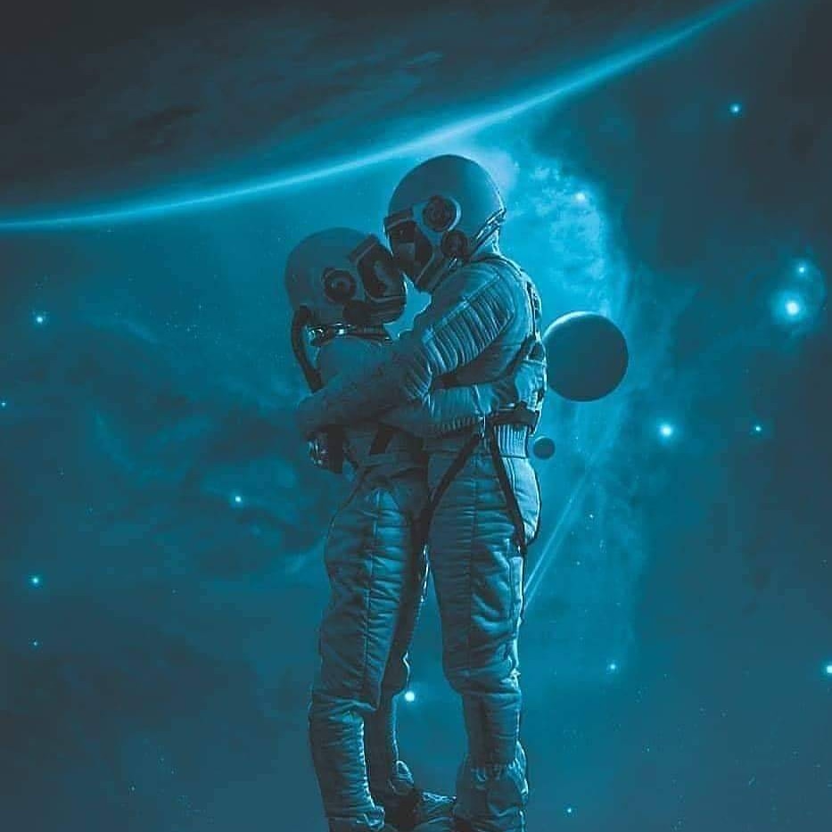Два космонавта. Космонавт в космосе арт. Влюбленные астронавты 2024. Картина космонавт. Космонавты обнимаются.