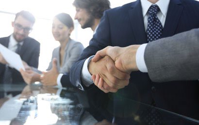 Comment fonctionne un factor ?
Comment l'organisme financier ou la banque achète les factures ?

La plupart des compagnies achètent les créances en deux fois.

Le premier versement, appelé l’avance, couvre environ 80% de la créance (ce montant varie).