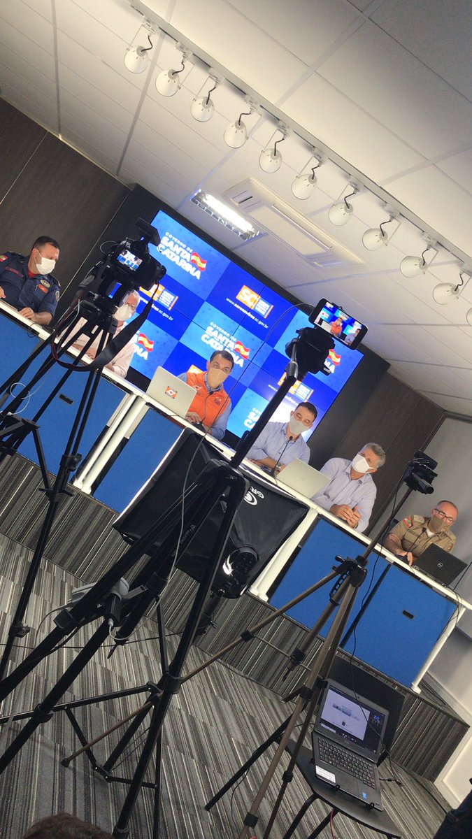 douglas_borba's tweet photo. Os bastidores de mais uma coletiva do @GovSC. https://t.co/41XWATeVW1