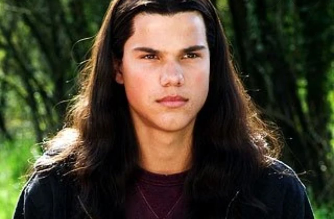 lenoraperu's tweet photo. Regarder twilight 2 c'est aussi entendre son copain dire que Jacob ressemble à francis lalane, et rigoler doucement car mine de rien ce con il a presque raison. https://t.co/fnrLmJQc0c
