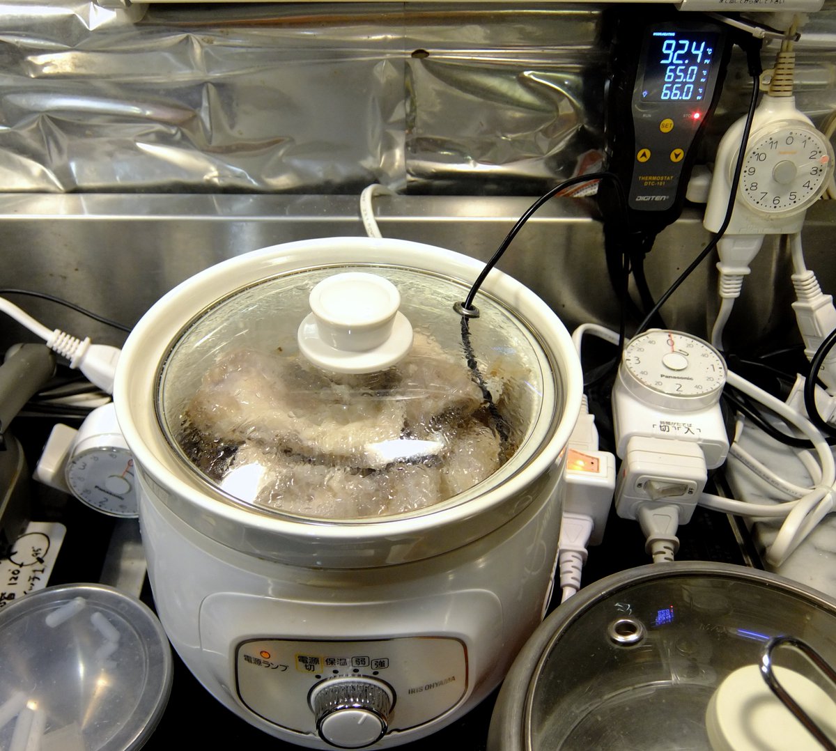 日比光則 On Twitter もちろんその通りです 温度調整はデジタルサーモスタットです 現在はアナログタイマーと自作 Acコンセント切り替えスイッチを加えて スロークッカーで6時間調理後 6時間低温調理といったプログラム調理もやってますよ Https T Co Y1djymxoyi