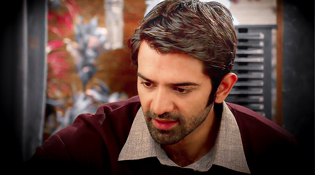 A: 'Tum koi kaam theek se nahin kar sakti kya? Sar par chot lag jaati toh?'Pyaara scene and Protective Arnav  #BarunSobti  #SanayaIrani  #IPKKND  #Arshi  #IPKKNDRewind