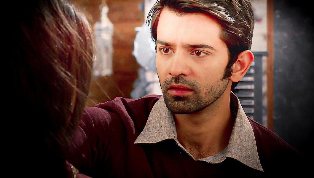 A: 'Tum koi kaam theek se nahin kar sakti kya? Sar par chot lag jaati toh?'Pyaara scene and Protective Arnav  #BarunSobti  #SanayaIrani  #IPKKND  #Arshi  #IPKKNDRewind