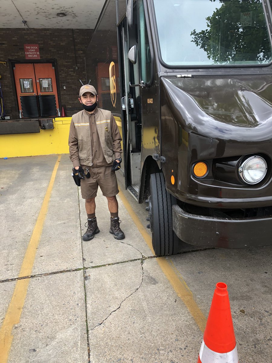 Hing did a great job folding in his mirror and using a cone when parked at a dock stop.  #livesafely #ThanksForDelivering @MidAtlUPSers @Jimgamble247 @RichmondSafety