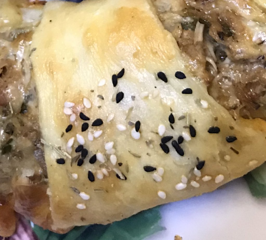 Sarahghouri's tweet photo. Sprinkle some sesame and black seeds for flavour 😅😝 https://t.co/waiKQVSueU