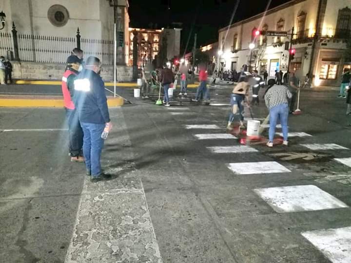 Ocampowski's tweet photo. En Durango pusieron a la gente que no cumplia a limpiar la ciudad 
#PendejoVirus https://t.co/dGk58zB4rX