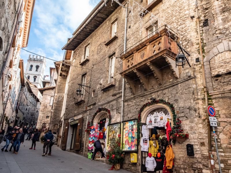 DBking85's tweet photo. #Assisi, la Basilica di San Francesco e altri siti francescani. Il Santo riposa nella Basilica da 800 anni, simbolo del #gotico italiano con gli affreschi di Giotto e Cimabue. Intorno, la bellezza medievale della “città della pace”. @UNESCO @ItalyatUNESCO #arteinquarantena #DBArt https://t.co/q9ZBKZ4hZ8