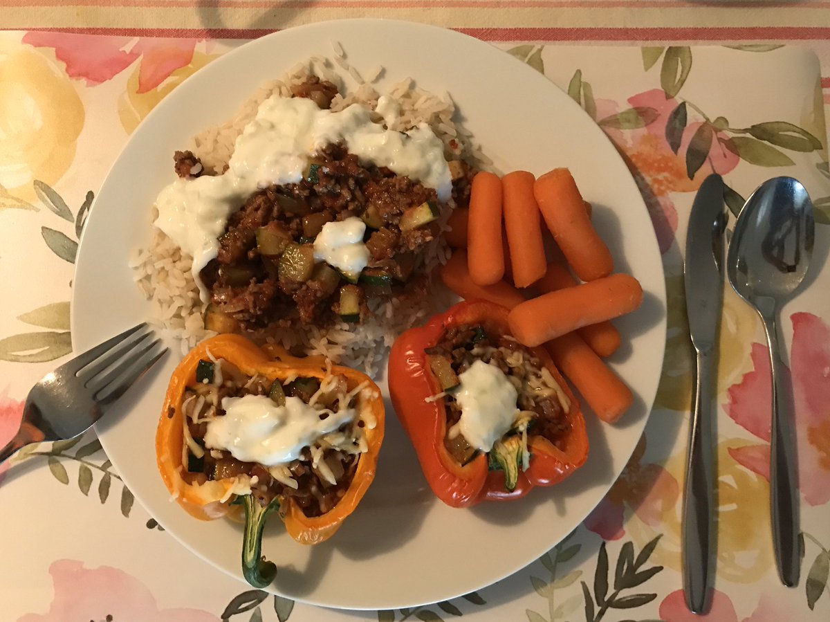 fonzar1962's tweet photo. Heerlijk gegeten 😃👍🏼 #Tzatziki met #witterijst, gevulde #paprika met #gehakt, #wortelen en #courgette 💪🏼 Dat heeft de #vrouw prima geregeld 👏🏼👏🏼 https://t.co/VucZK4bIwb