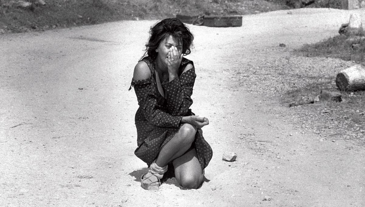 #DonneInArte #BellezzaVersusVirus  #photography      @pasqualetotaro @alecoscino 

 SOPHIA LOREN  NEL FILM   di VITTORIO DE SICA 

 ' LA CIOCIARA' 1960

 TRATTO DAL ROMANZO DI ALBERTO MORAVIA🌟   

#StayHome

  #StaySafeStayHome