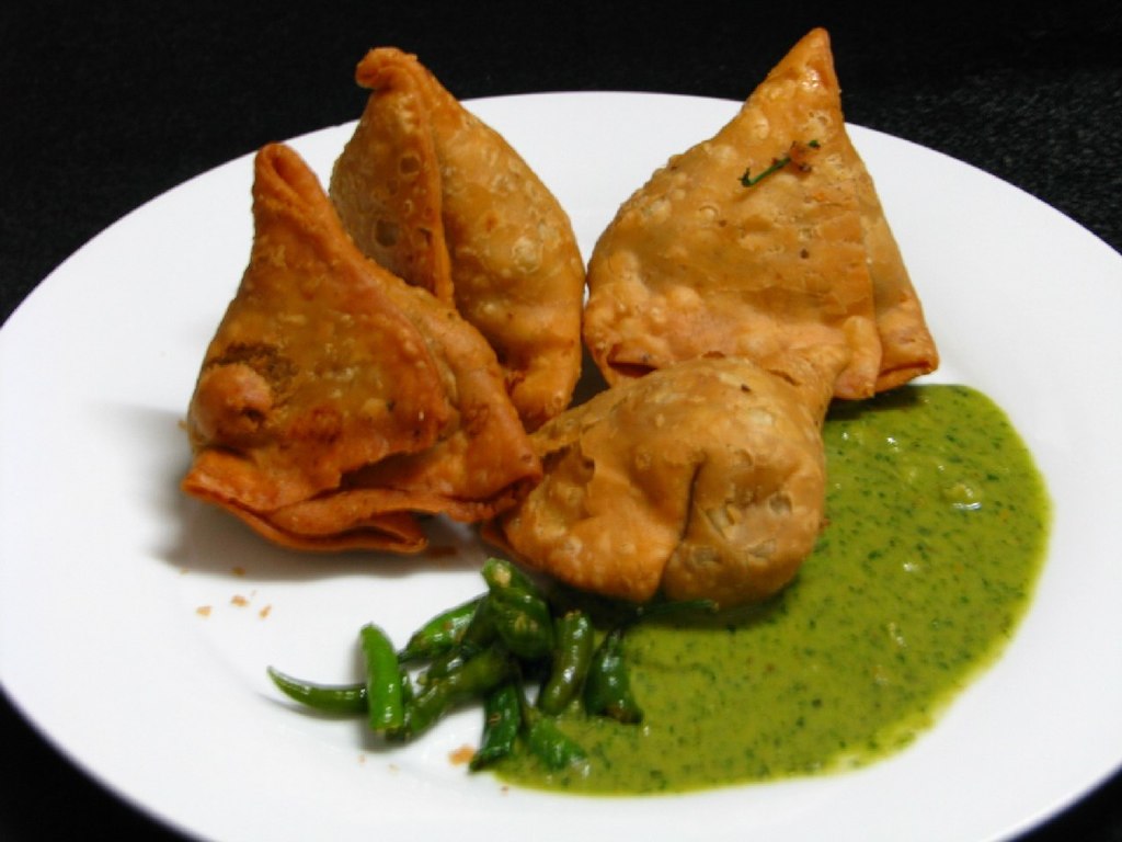 Thread on Mughal dishes with a Central Asian/Khorasani origin:Let´s start with Samosas, one of the most famous Indian/Pakistani snacks, originated in Central Asia. The name "Samosa" comes from the Sogdian word "Sambosak".
