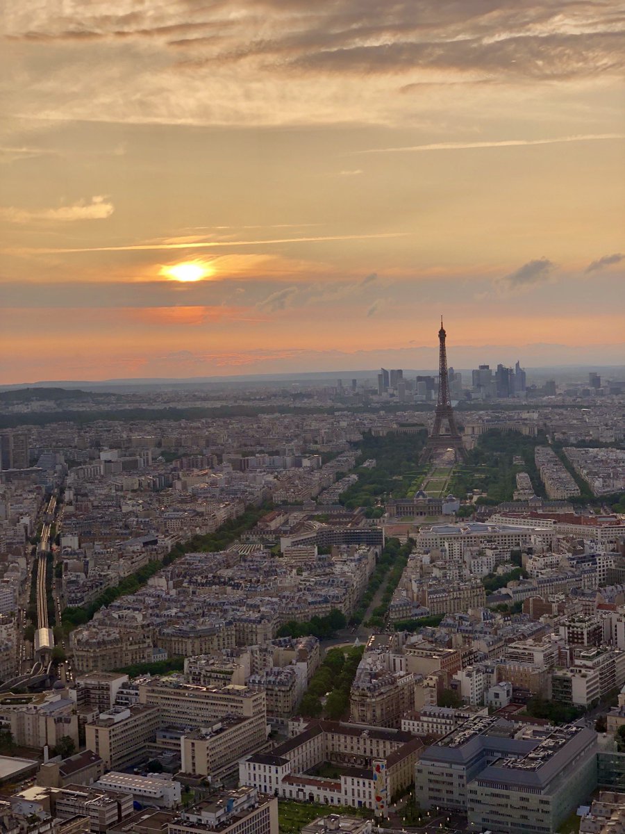 معشوقتي #باريس 
ستعودين 
وسنعود 
ومعنا تلك الأمسيات 
تزينها
شمس أصيلك الودود 

#تصويري
#tourmontparnasse