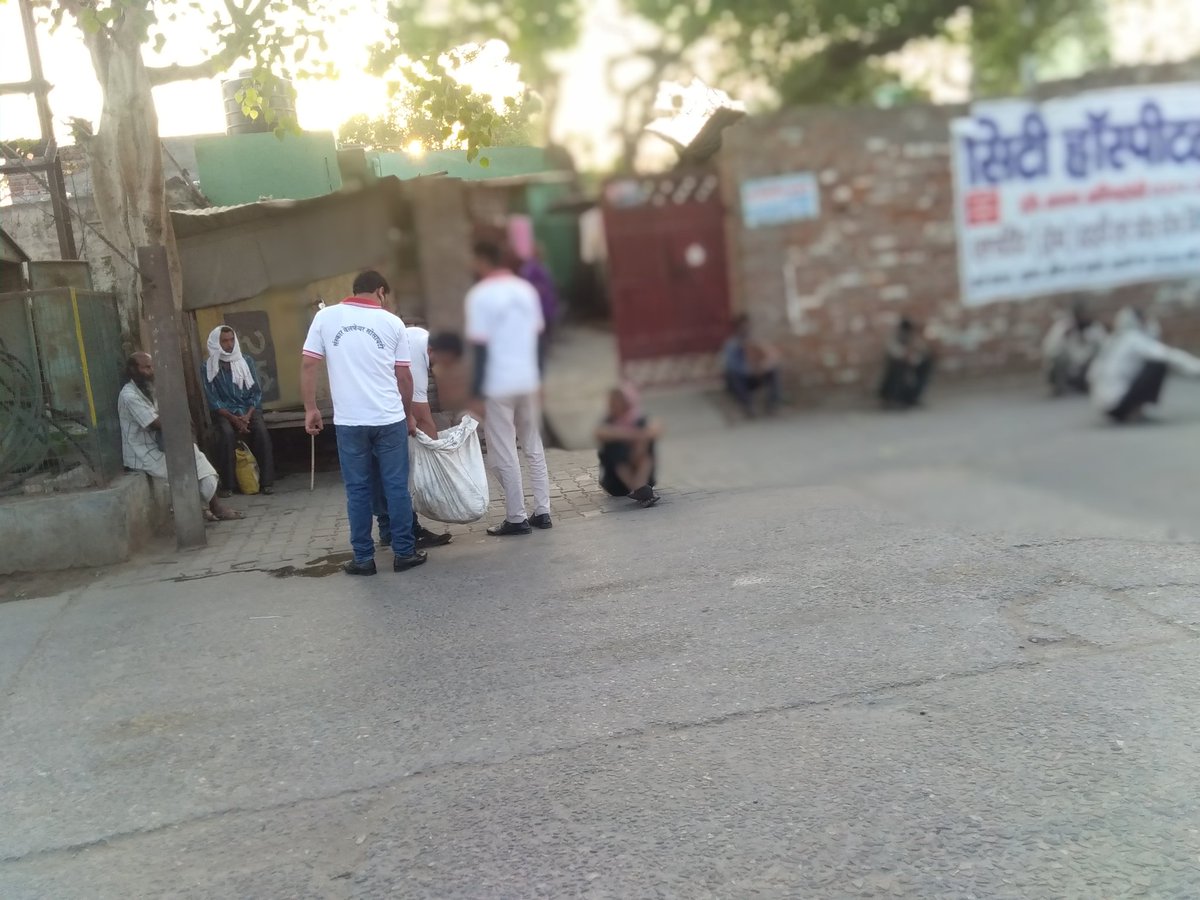 HathrasBank's tweet photo. सभी को राधे राधे
प्रतिदिन की भाँति आज भी जो कि हमारा 1271 वां दिवस है भोजन गरीब, जरूरतमन्द एवं असहायों को वितरित किया गया। हम सभी सेवादारों का दिल से नमन करते है जो इस महामारी के चलते लॉक डाउन में भी अपनी सेवाएं दे रहे है। @myogiadityanath @narendramodi @AmitShah @ZeeNews @aajtak https://t.co/P998BpkSiP