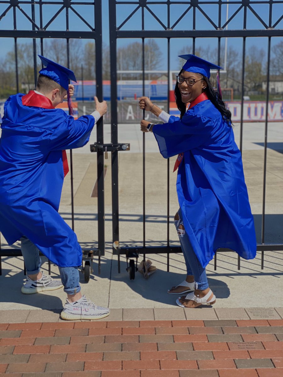 tyshondra_'s tweet photo. Whatโs graduation date again? We might be late #seniorselect https://t.co/ekBZFxONeG