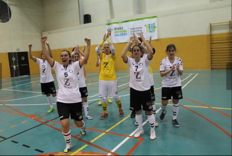 cdrivasfutsalfe's tweet photo. Hoy se cumple un año de este momento. Nuestras chicas se proclamaban campeonas de liga consiguiendo el ascenso a segunda división. #Guerreras #RivasFutsalSeniorFemenino #GoRivas #unidosPorUnaIlusión https://t.co/d8NnwbtJLe