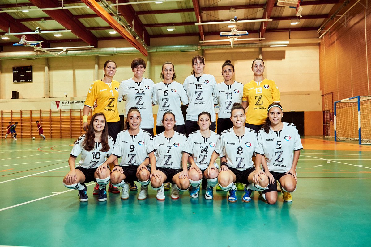 cdrivasfutsalfe's tweet photo. Hoy se cumple un año de este momento. Nuestras chicas se proclamaban campeonas de liga consiguiendo el ascenso a segunda división. #Guerreras #RivasFutsalSeniorFemenino #GoRivas #unidosPorUnaIlusión https://t.co/d8NnwbtJLe