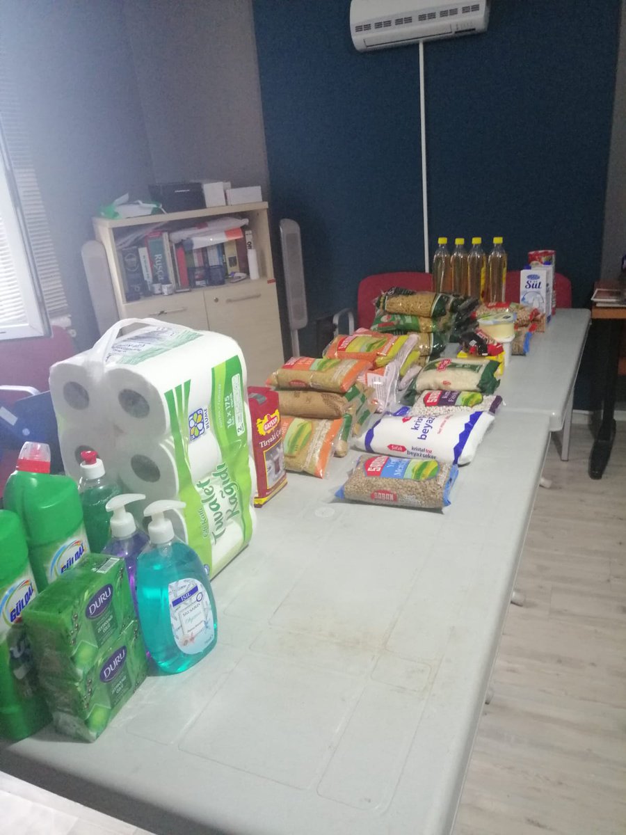 PaylasAg's tweet photo. Gaziosmanpaşa Paylaşım Ağı olarak komşularımızla erzak paylaşımı başladı. https://t.co/SGKoX7UGTq