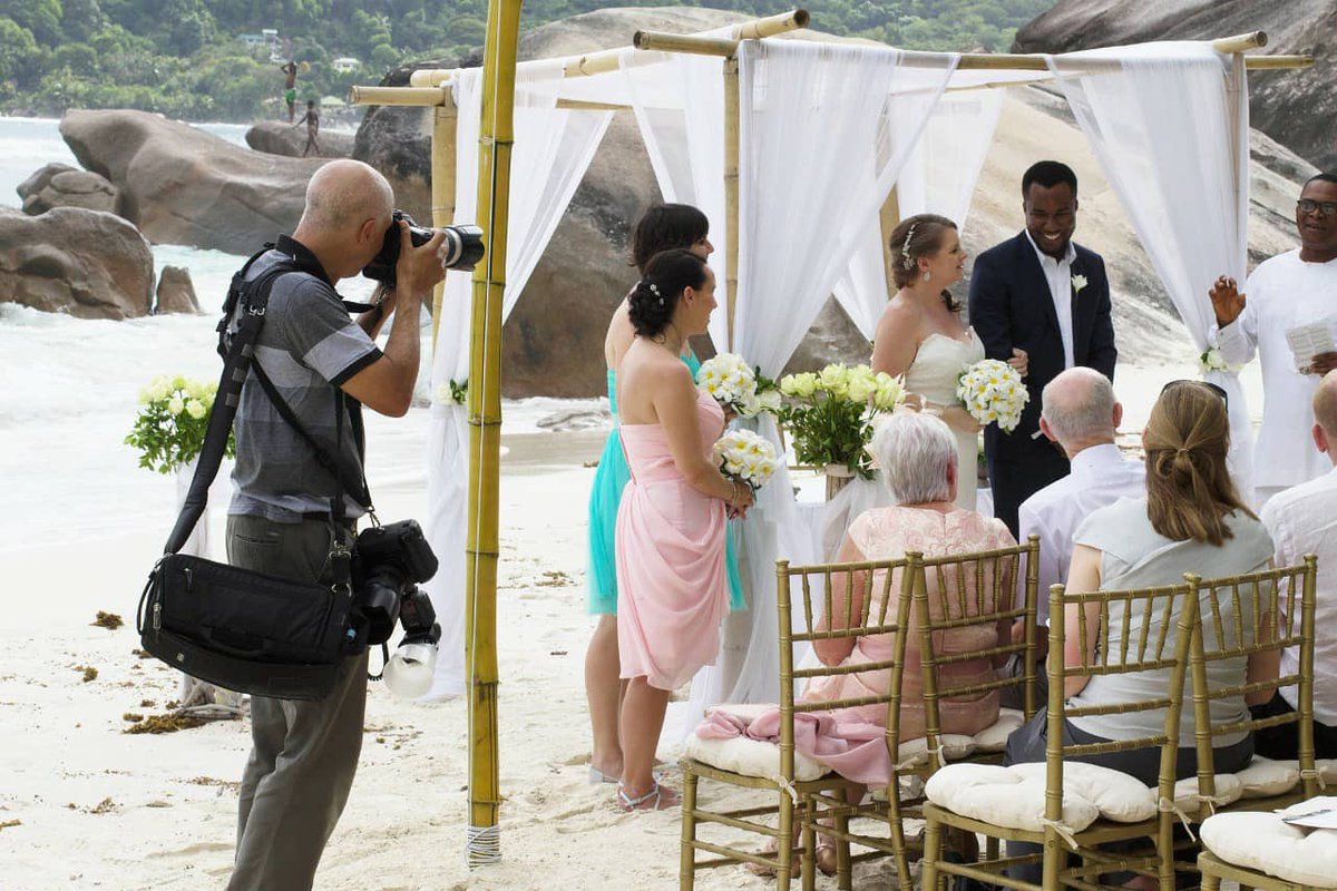 markengelbrecht's tweet photo. Hard at work in Seychelles... Corinne &amp; Daniel #markengelbrechtphotography  #sechellesweddingphotographer 
#mahebeachweddings
#seychelleswedding
#seychellesphotographer
#teamcanon https://t.co/LwrGnKYGJC