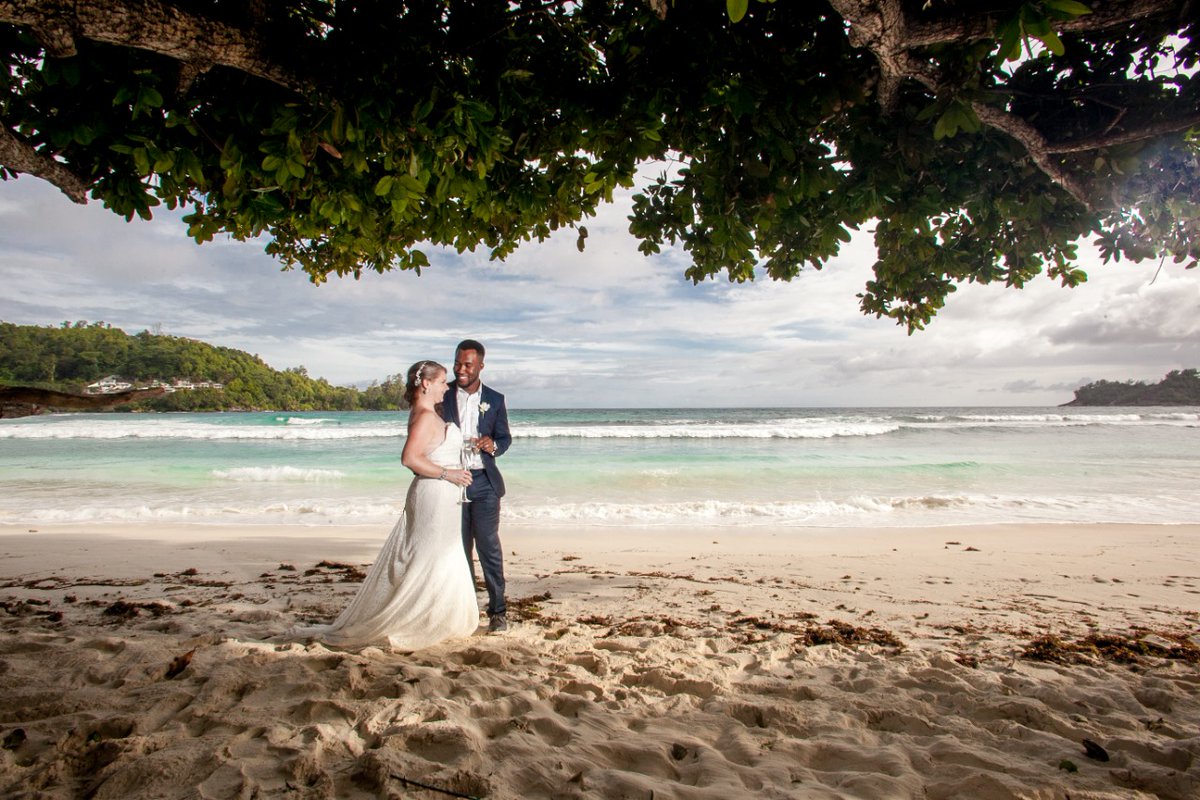 markengelbrecht's tweet photo. Hard at work in Seychelles... Corinne &amp; Daniel #markengelbrechtphotography  #sechellesweddingphotographer 
#mahebeachweddings
#seychelleswedding
#seychellesphotographer
#teamcanon https://t.co/LwrGnKYGJC