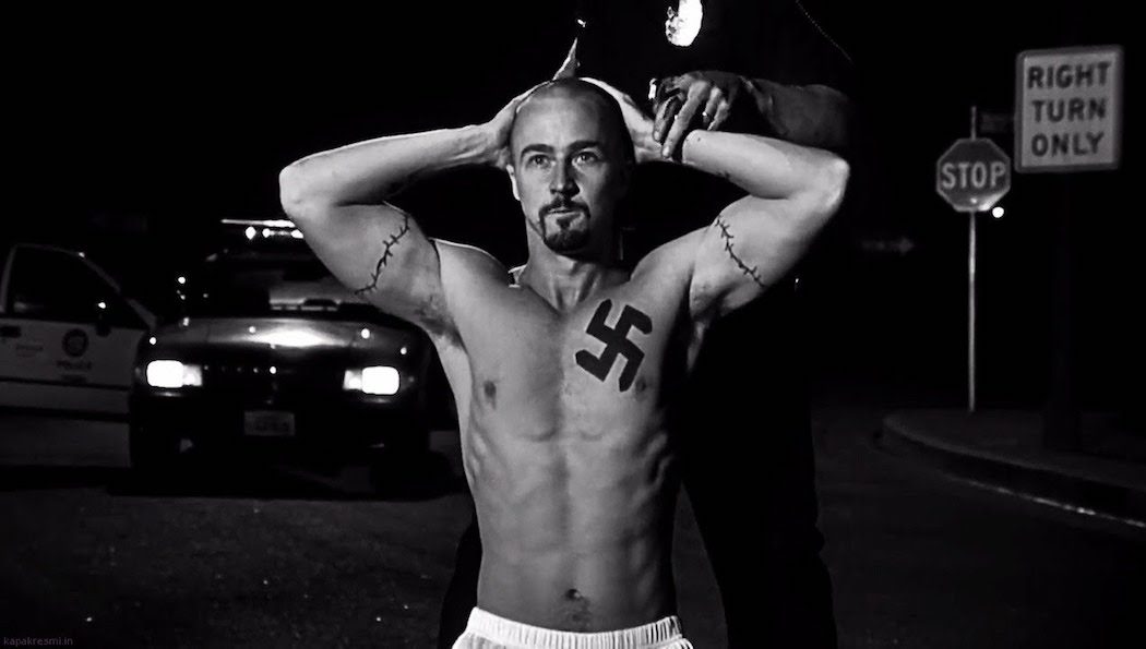 #16 - American History X de Tony Kaye (1998)Pour expliquer l'origine du racisme et de l'extrémisme aux US, ce film raconte l'histoire de Derek qui rejoint un groupuscule de militants d'extrême droite pour venger l'assassinat de son père entrant ainsi dans la spirale de la haine