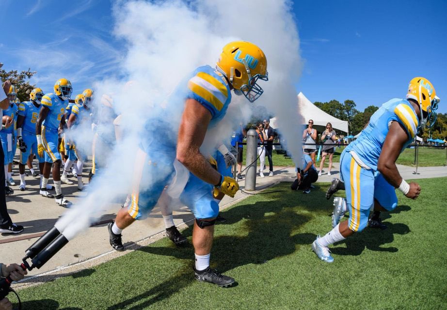 ZacharyHoerter's tweet photo. I’m honored to announce that I’ve received my first division 1 offer from LIU 
@LIUSharksFB 
@FBCoachCollins @brianjhughes_  #FinsUp https://t.co/o12rVrd2Nm