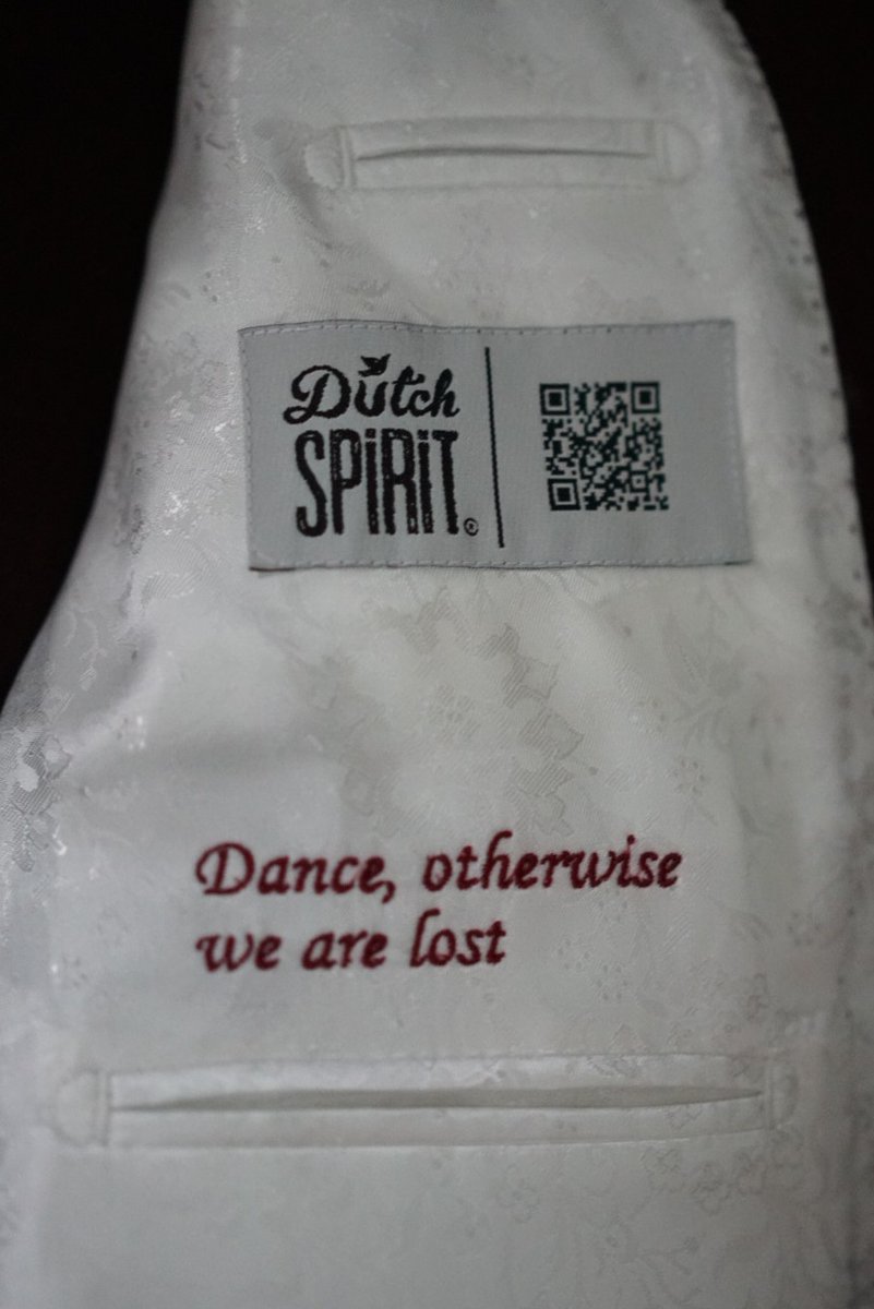 Ik had dus een pak besteld voor de tangosalons, maarja, dat ligt compleet stil nu. Gelukkig heb ik er ook straatschoenen bij.

Uiteraard gemaakt bij <a href="/DutchSpirit/">DutchSpirit</a>. Erik, bedankt!