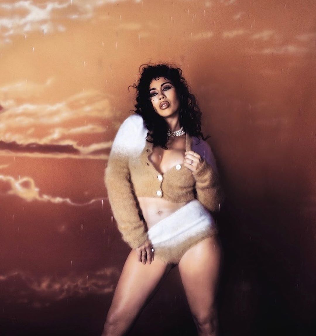 2DopeBoyz's tweet photo. From her #TOFEELALIVE EP, @KALIUCHIS shares a video for "i want war (BUT I NEED PEACE)." https://t.co/xGEmDdWQkl https://t.co/qWjrfR0pnp