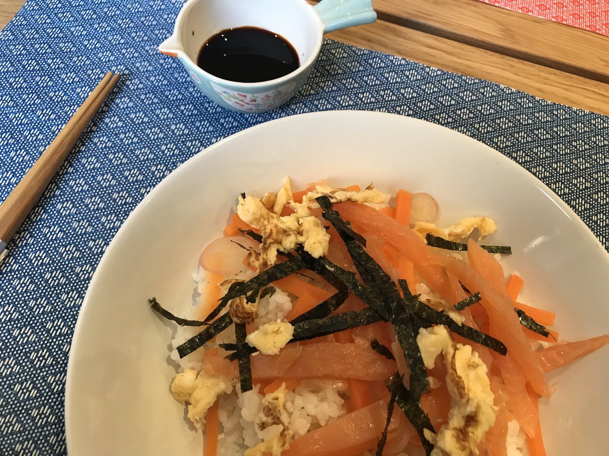Nichola_Barron's tweet photo. Chirashi. Sushi rice topped with smoked salmon, pickled vegetables, shredded egg and nori. Finished with a sprinkling of Japanese chilli pepper (togarashi). So tasty! #wherethewildcooksgo #chirashi #sushibowl #japanesefood #newrecipe https://t.co/bMxXAR3vcx