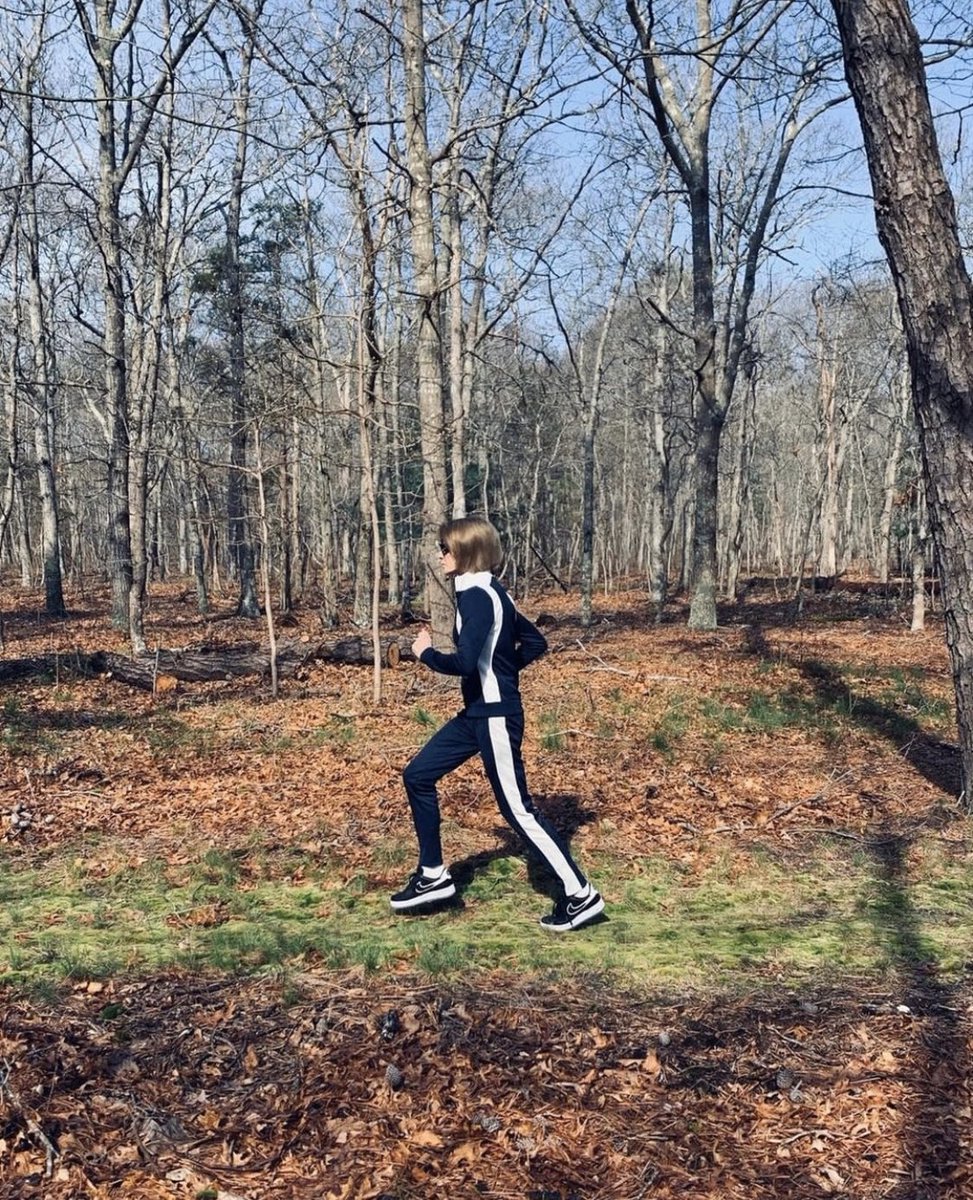 donetodeath's tweet photo. Anna Wintour running! — https://t.co/4l98yJNWVC