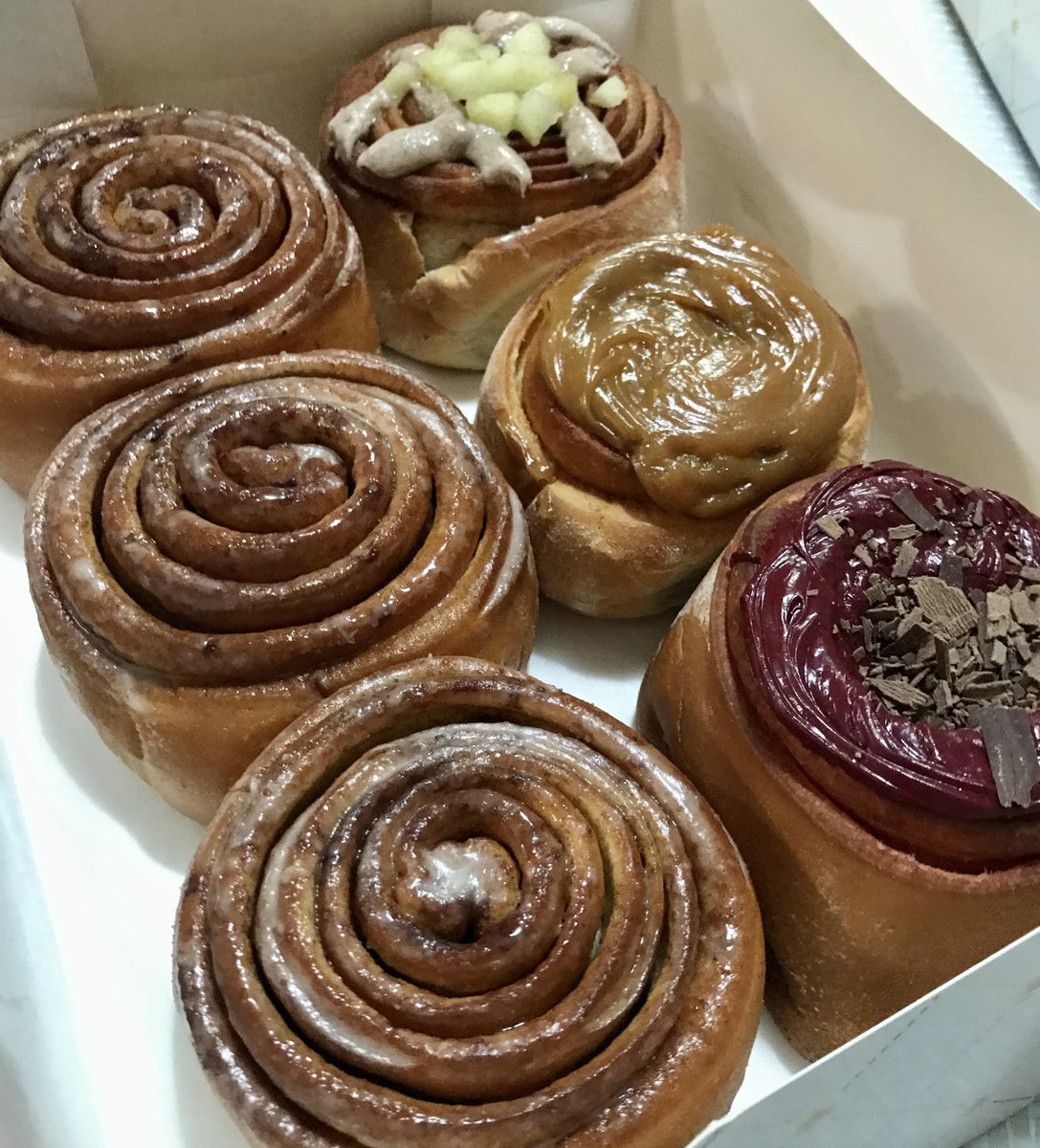 BoxofScrolls's tweet photo. NEW COMBO BOX
6 LARGE - CINNAMON &amp; ASSORTED (3 Naked Glazed Cinnamon, 1 Red Velvet, 1 Apple Cinnamon, 1 Salted Caramel). Free delivery to your door with no contact service! 
Checkout this box: https://t.co/fUbfcs2683 

#cinnamon #snacks #desserts #happybirthday #Sydney #Australia https://t.co/BRZmaWrnVh