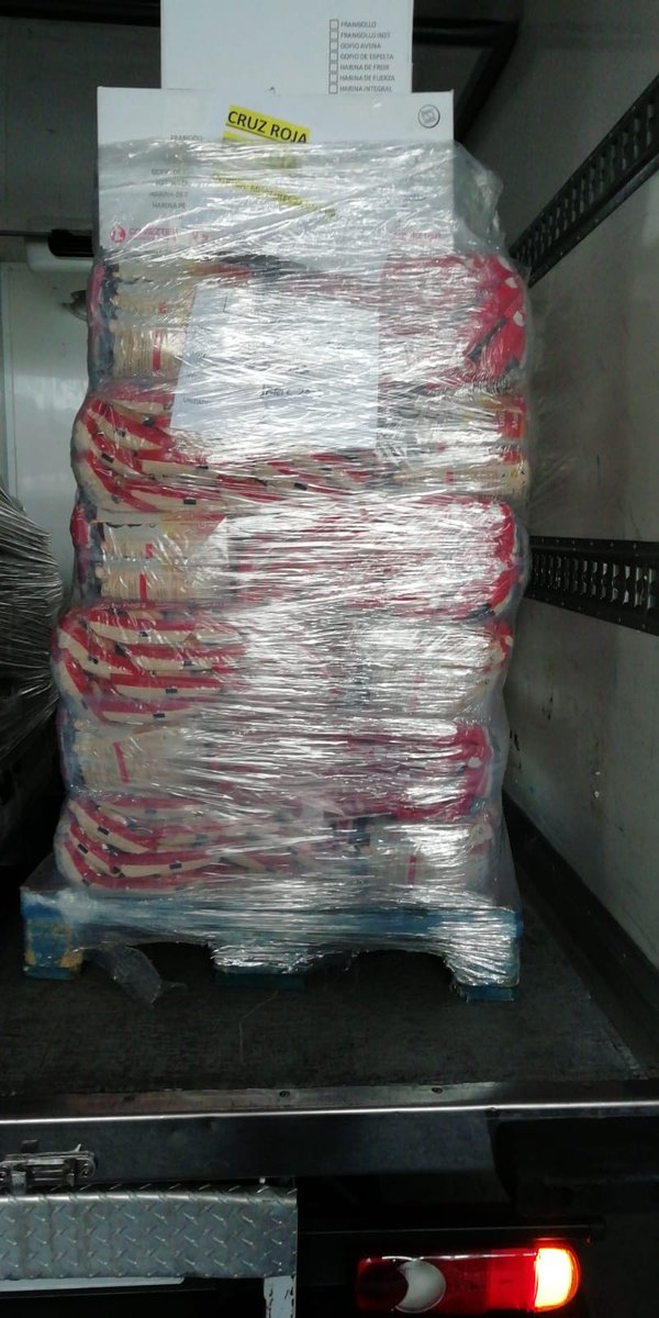 CruzRojaProvTfe's tweet photo. Nuestro agradecimiento a Careca que nos ha donado un palé de gofio y frangollo, productos canarios de alto valor nutritivo que nos ayudan a completar la cesta de alimentos que estamos distribuyendo a las personas que más lo necesitan.  #EsteVirusLoParamosUnidos https://t.co/CWazBTwPT4