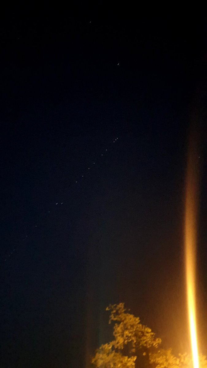 m_vlatkovic's tweet photo. Upravo iznad
#Trebinja na #nebu
#sateliti ili nešto drugo??? https://t.co/95eAOyJDYm