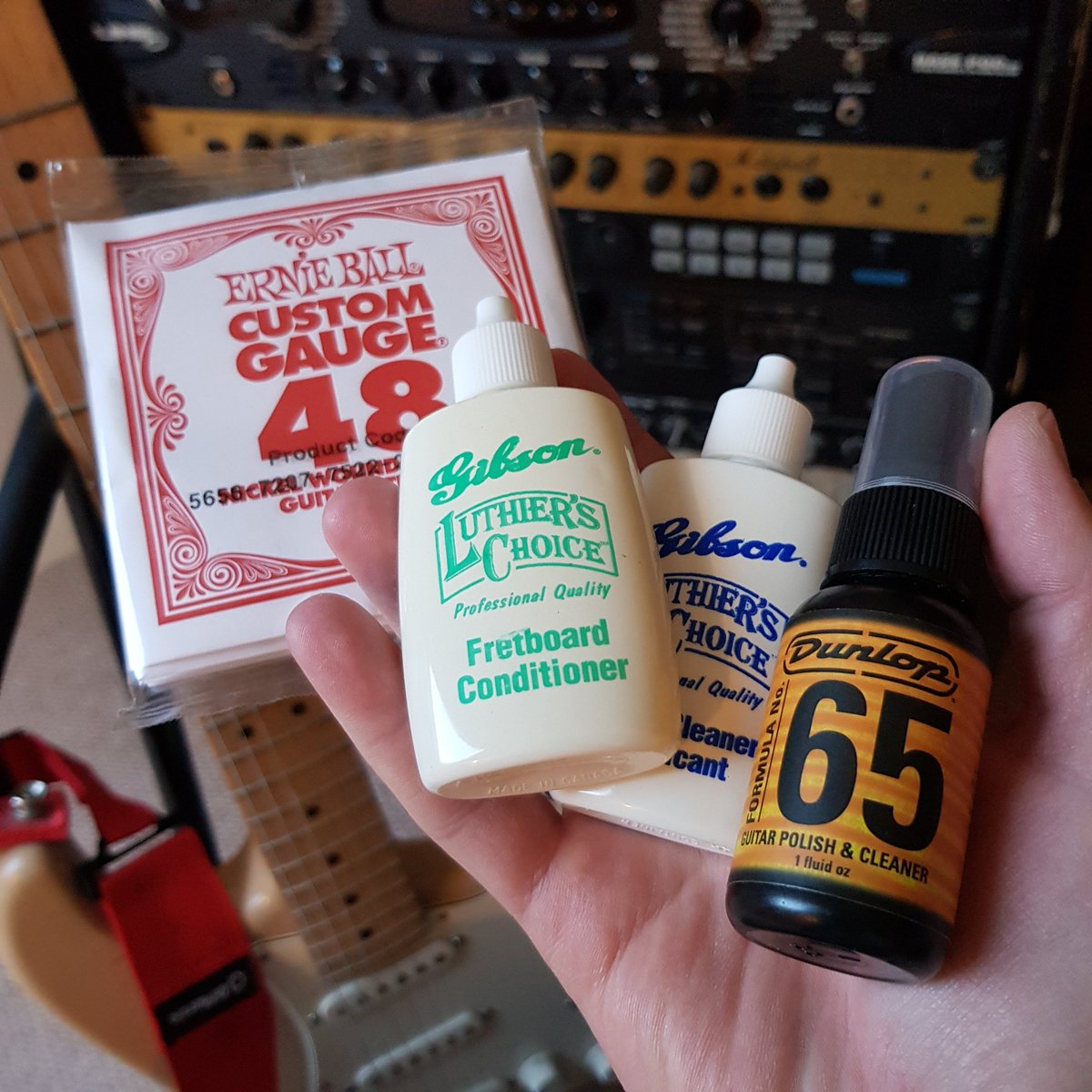 DanFurr's tweet photo. Another long day spent blitzing the garden and playing with cars. Next up, a service for the Honey Blonde 🎸 #Fender #Stratocaster #HoneyBlonde #HighwayOne #ErnieBall #PowerSlinky #JimDunlop #FenderStratocaster #guitar #AudioJustice #HouseOfCards #lockdown #lockdownlife #dimarzio https://t.co/Bq2qgGM5Qi