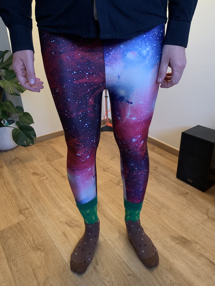 bobgod's tweet photo. Das hier ist übrigens mein Avorion-Cosplay, das ich gerade heimlich beim #derdcp trug. Prozedural generierte Galaxy-Leggins mit Minecraft Socken. https://t.co/buRqbLS9qL