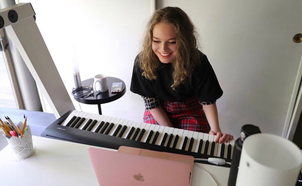 CastillejaNews's tweet photo. Students throughout the #BayArea have joined together to teach younger kids #music lessons. We're so proud of all the #students, especially Castilleja students, who are giving back to the community. https://t.co/a8ORGJLfAi #remotelearning #distancelearning https://t.co/g0vBoCrbcU