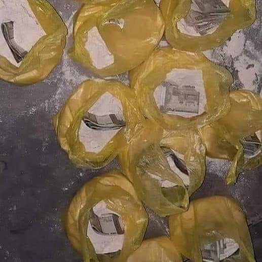 Hintli aktör Amir Khan çok sıradışı bir bağış yaptı.
İhtiyacı olan herkese 1 kg un dağıtacağını duyurdu. Yardımı az bulan birçok kişi ilgilenmedi. Sadece, gerçekten ihtiyacı olan insanlar geldi. Evlerine gidip un poşetlerini açtıklarında, poşetlerde 15000 rupi (1375tl) buldular.