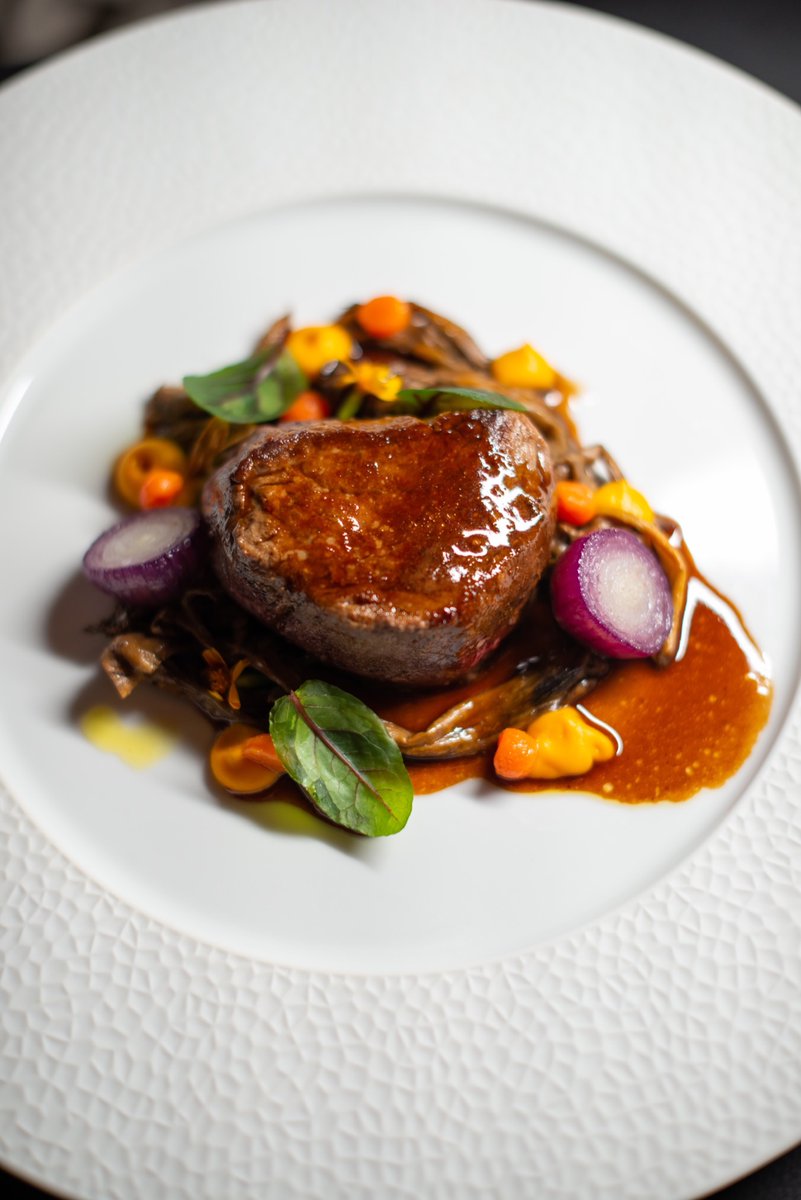 BlantyreResort's tweet photo. Looking forward to celebrating #summer with all of you! Come in for some amazing #food by @chefjeremyberlin. Contact us at 413-537-3556 or book on @OpenTable https://t.co/NxDfQYeZaK