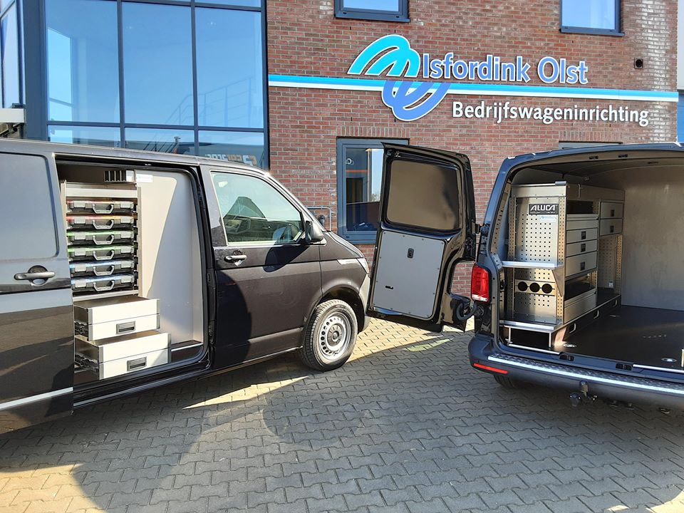 #projectvandeweek Kortgeleden heeft VW de Transporter 6.1 gelanceerd. Twee fonkelnieuwe exemplaren van Ventilex rolden onze werkplaats in en kwamen naar buiten met maatwerk tussenwand, zéér uitgebreide Aluca inrichting en meer! #bedrijfswageninrichting #volkswagen #transporter