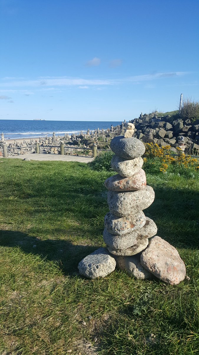 willan_helen's tweet photo. Our evening walk, a stone's throw from home, to add to the many, many Macca Pacca style towers people are building along our amazing coast line #StaySafe #whitleybay ❤ https://t.co/5LzMXKGCYi