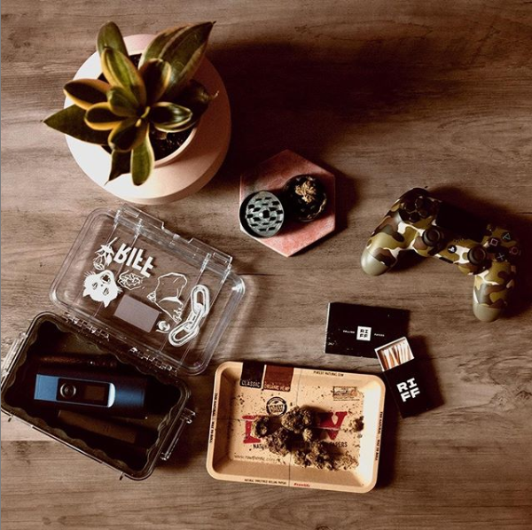 friendlystrnger's tweet photo. Keeping the weekend going with a RIFF on some classics - vaping and gaming. Hopefully everyone found a safe way to enjoy the sunshine on Saturday we're getting ready for a rainy week indoors.
#FriendlyStranger #whatisriff #arizer #rawlife #vaping #gaming #cannabiscommunity https://t.co/MxVqMJWgwu