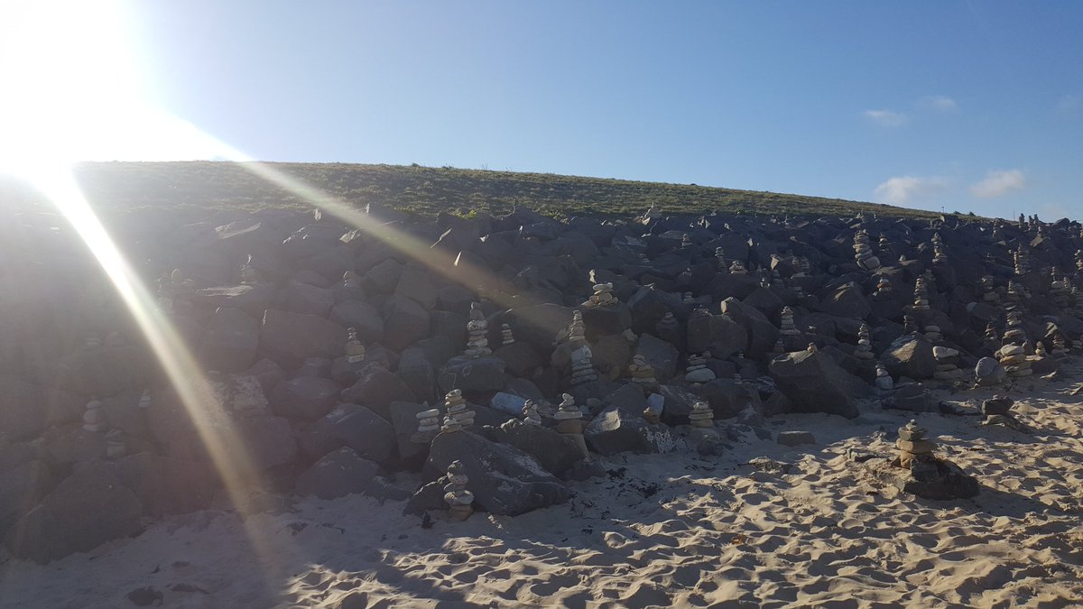 willan_helen's tweet photo. Our evening walk, a stone's throw from home, to add to the many, many Macca Pacca style towers people are building along our amazing coast line #StaySafe #whitleybay ❤ https://t.co/5LzMXKGCYi