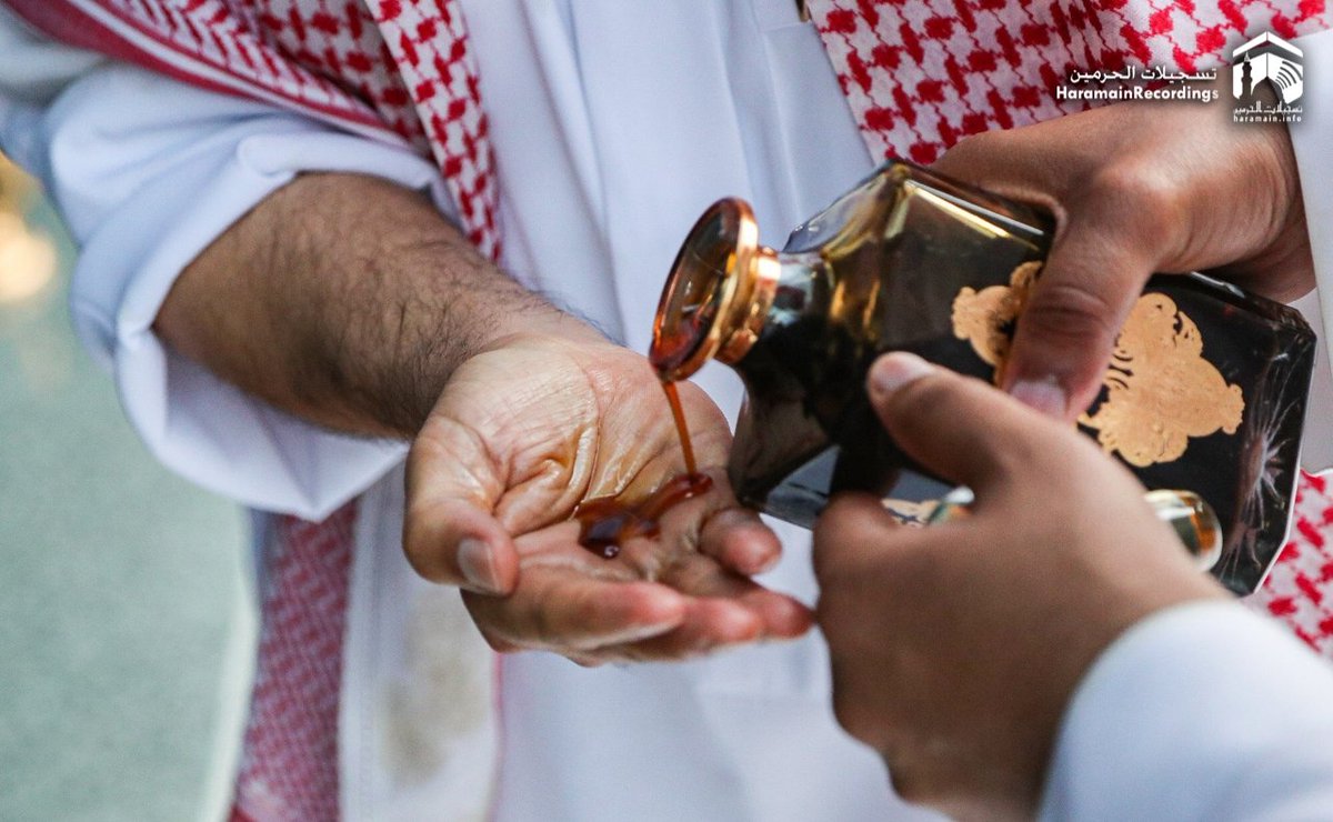 HaramainInfo's tweet photo. The President of General affairs of The Two Holy Mosques Sheikh Abdul Rahman As Sudais participated in washing, sterilizing and applied Oud to the Ka’bah and Maqam Ibrahim. https://t.co/GWxtb6wLr3