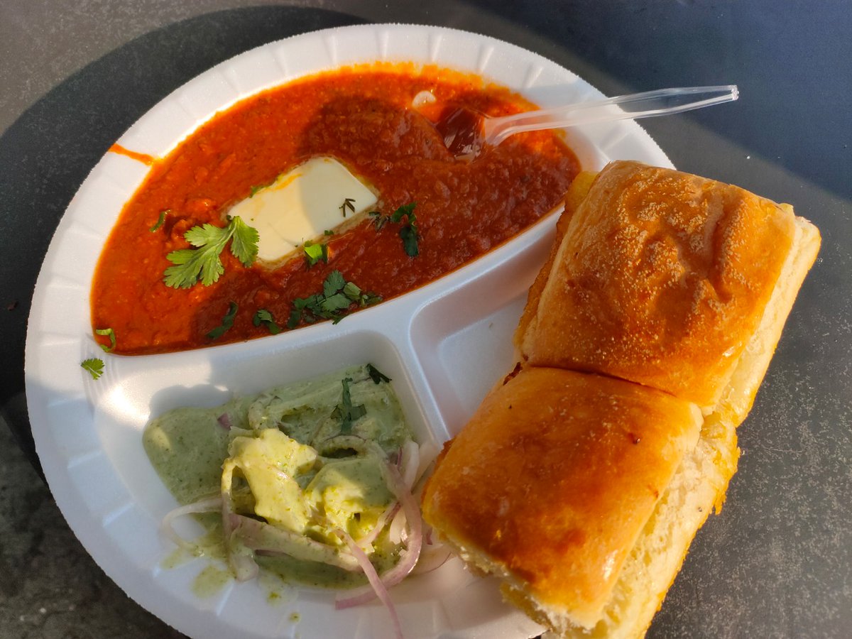ZaikaZindagi's tweet photo. #pavbhaji 
.
.The pav was so soft , melting in my mouth 🤤🤤. Bhaaji was buttery , tangy and spicy the combination of both was very delicious .❤️❤️❤️
.
.
.
Jhakkas pav bhaji Lajpat Nagar, Delhi
.
. Rating -… 4/5 https://t.co/ecgXq42FSZ
