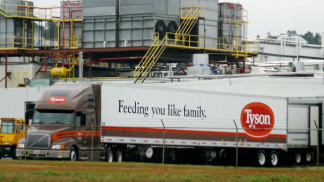 thehill's tweet photo. Tyson Foods sends warning in full-page newspaper ad: "The food supply chain is breaking" https://t.co/3XkjXkmUlq https://t.co/1PhPUR1Ip3