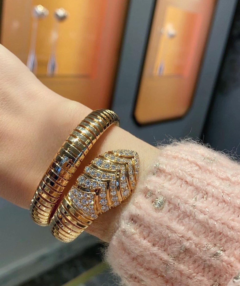 AmericanaShops's tweet photo. Make this Mother’s Day extra memorable with a special surprise from @LondonJewelers! Let Personal Shopping Director, Danielle Merollo, help you select something fabulous from their curated collection for Mom! Order by May 1 to ensure delivery by Mother’s Day. #AmericanaManhasset https://t.co/iEkVhBrEdb