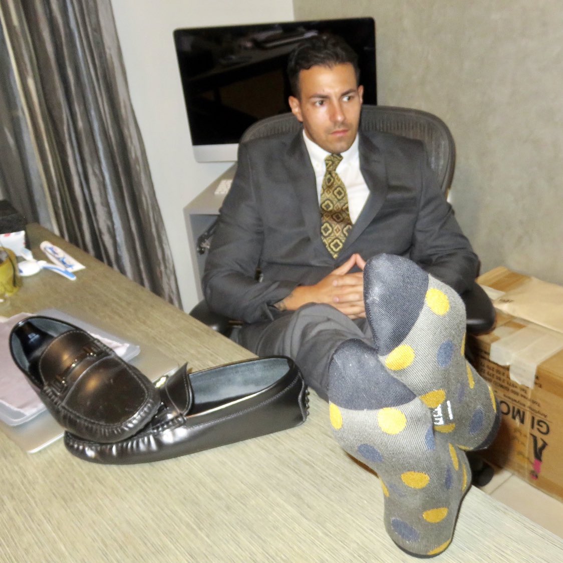 LDNalpha85's tweet photo. After a hard day the BOSS puts his stinky feet up and waits 4 his sexy PA to walk in😉
@rtswitchmutt @RTtruealpha @mforst80 @RTtruealpha @MASTER_UPDATES @ElitePromoFeet @FootAddicts @RTboy_  @slavekane @rtfindom  #sockfetish #mensfeet #gayfeet #feetfetish #cashmaster #mensaocks https://t.co/ZUeRkE8VjS