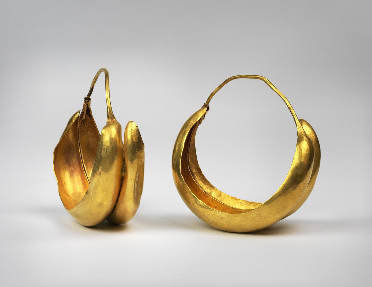 ticiaverveer's tweet photo. The headdress is made up of 20 gold leaves, two strings of lapis and carnelian, and a large gold comb.
Read more @pennmuseum https://t.co/wAFYWOI5nN https://t.co/mut2R5nEd1