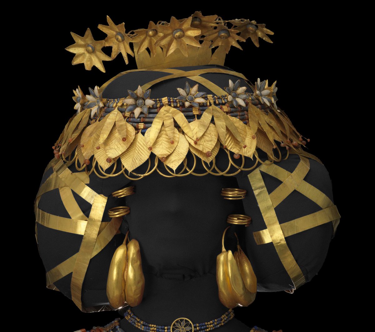 ticiaverveer's tweet photo. The headdress is made up of 20 gold leaves, two strings of lapis and carnelian, and a large gold comb.
Read more @pennmuseum https://t.co/wAFYWOI5nN https://t.co/mut2R5nEd1
